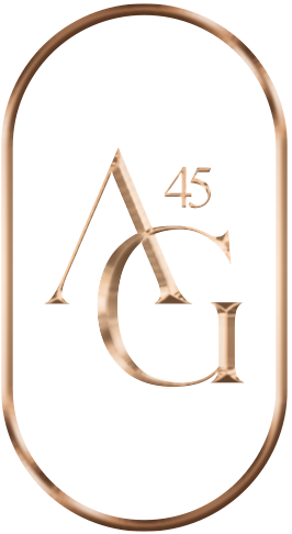 Logotipo dorado de AG45 con diseño minimalista en forma ovalada, símbolo de la marca de entrenamiento personal de lujo de Álvaro Gayoso.