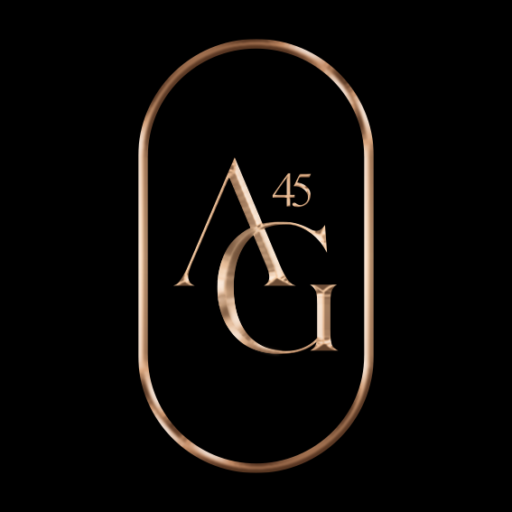 Logotipo dorado AG45 sobre fondo negro, símbolo minimalista y elegante del entrenador personal Álvaro Gayoso.