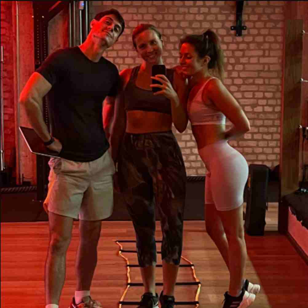 Entrenamiento personalizado para clientes AG45 en gimnasio privado