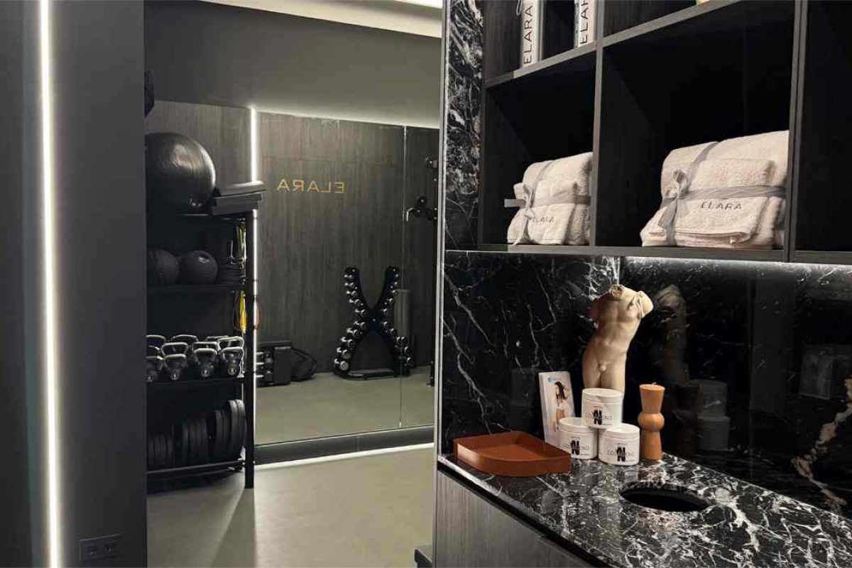 Área fitness de lujo en gimnasio boutique AG45 con entrenador personal en Madrid.
